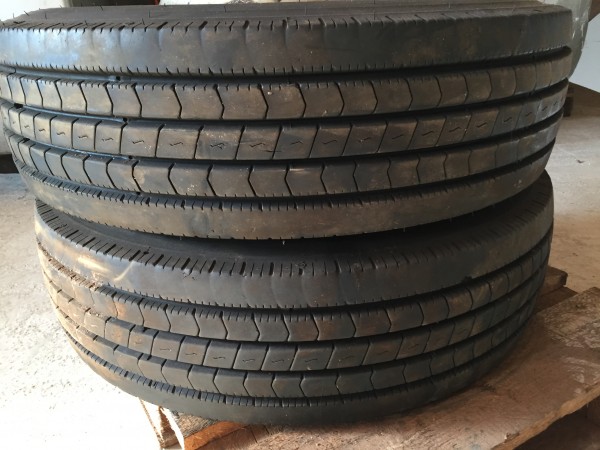 Neuwertige Reifen, DUNLOP SP 344, Größe : 215 / 75 R 17,5 - 2 Stück mit Felgen